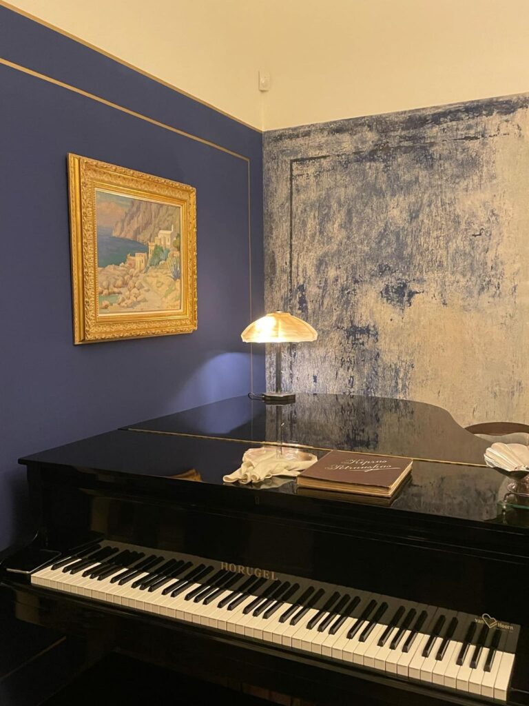 Amsterdamo mokyklos muziejaus viduje pastatytas fortepijonas